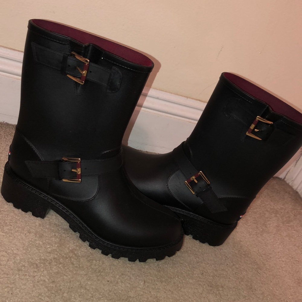 TOMMY HILFIGER leather boots! Worn once! Size 8!!